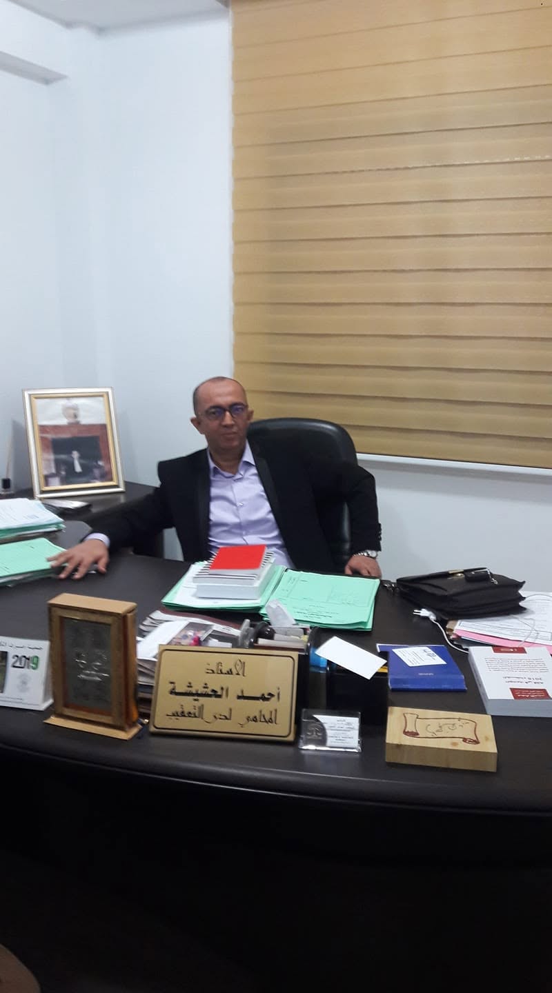 الأستاذ أحمد الحشيشة في مكتبه بصفاقس